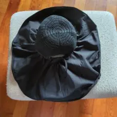 黒い広いつば帽子 通気性のあるデザイン