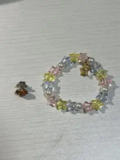 ピンバッジとブレスレットの2セット