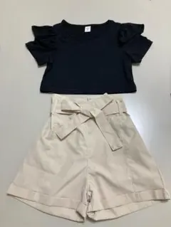 フリル袖 トップスとベージュ ハーフパンツ　サイズ8Y