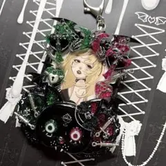 トレカキーホルダー レジンデコ ゴシック 黒猫 派手 個性的 十字架 ピンク 緑