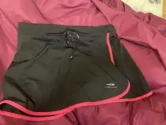 黒とピンクのランニングショーツ
