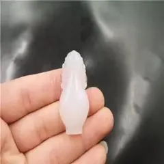 玉髄花瓶ペンダント 白い瑪瑙 QT330