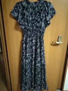 チャコール花柄ワンピース