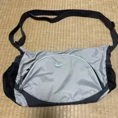 NIKE ショルダーバッグ　カバン　スポーツ　アウトドア