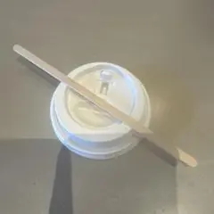 プラスチック製カップの蓋とスティック