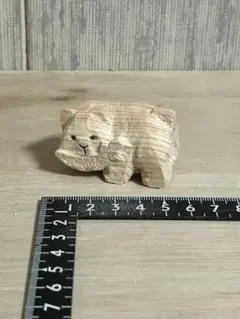 くまさんの真似をしてる鮭を咥えた猫