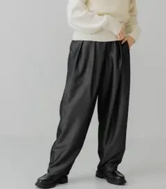 KBF コクーンシルエットパンツ　未使用品