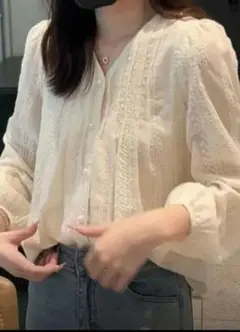 アイボリーのレースデザイン長袖シャツ