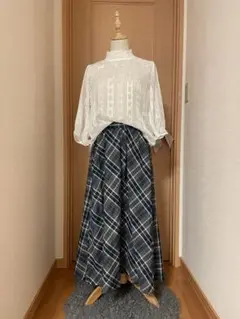 シアーホワイトブラウスとチェック柄スカート