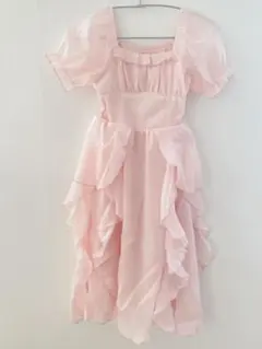 フリル付きピンクミディドレス