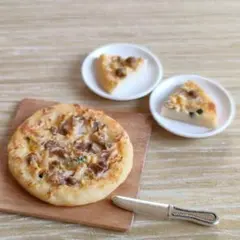 ミニチュアフード　秋のきのこピザ　ドールハウス　ブライス　オビツ　ヴォーグ　人形