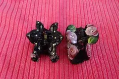 花飾り黒ヘアクリップ２点セット　ビジュー付き