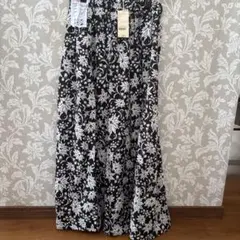 スタジオクリップ　黒と白の花柄ロングスカート