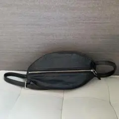黒　本革　シボ皮　ボディバッグ ジッパー付き
