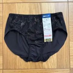 刺繍入りブラックショーツ M