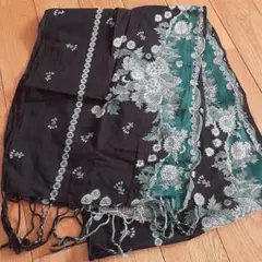 黒地に緑の刺繍ストール
