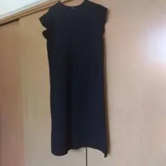 黒のノースリーブワンピース スリット入り