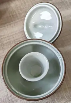 緑色と白色の陶器茶碗セット