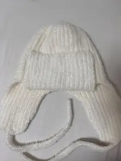 ホワイト耳あて付きニット帽