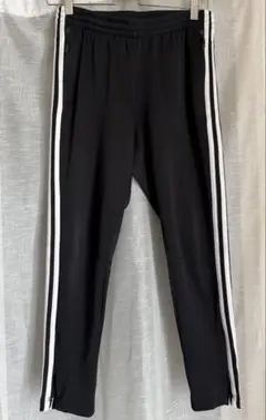 adidasブラック サイドストライプ パンツ
