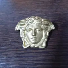 ゴールド色 ジャンニヴェルサーチ 大きくて軽いメデューサのブローチ