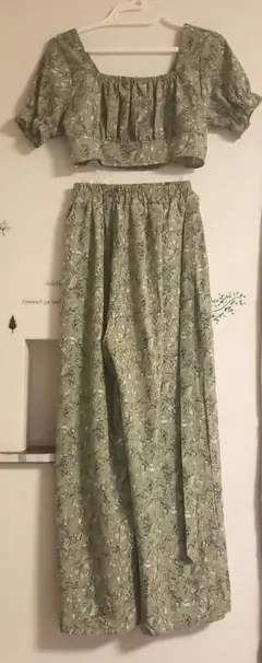 GRL花柄グリーンセットアップ（パンツ付き）へそ出し　フェミニン