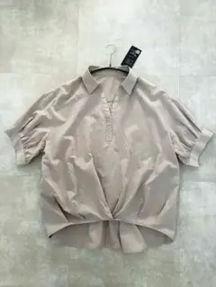 ベージュ Vネックブラウス★ボタン 半袖シャツ★タグ付き新品