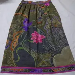 レオナール　花柄オリーブグリーンひざ丈スカート　ウエスト69 美品