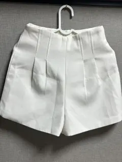 グレイル　ホワイト プリーツ入りショートパンツ Sサイズ