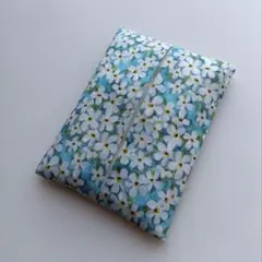 リバティプリントのポケットティッシュケース ペタルウィッシュ 水色