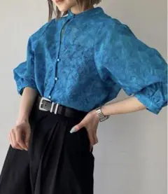 青い花柄バルーン袖シャツ
