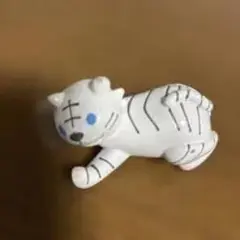 白い虎の陶器フィギュア