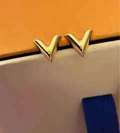 ルイヴィトン エセンシャルVピアス