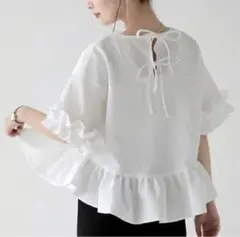 フリル付きホワイトシャツ 半袖　ジャガード