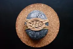 Shizu Designs / wrapped rocks