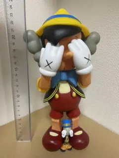 KAWS ピノキオに立つ 限定フィギュア。