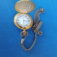 装飾的なゴールド懐中時計