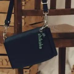 shikake シカケ　草川拓弥　 ショルダーバッグ ブランドロゴチャーム付き shoulder bag with brand logo charm | shikake