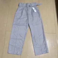 【新品未使用】GU ベルトタックテーパードパンツ　ベージュ