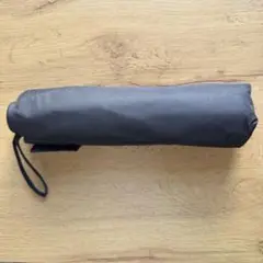黒の折りたたみ雨傘