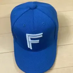青いメッシュキャップ Fの刺繍入り