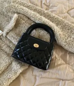 黒いキルティングハンドバッグ　ショルダーバッグ