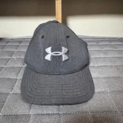 Under Armour UA Flat Fit トラッカーキャップ グレー