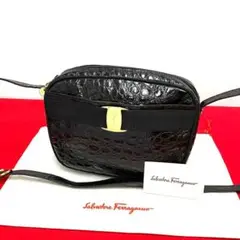 極 美品 サルバトーレフェラガモ ヴァラリボン レザー ショルダーバッグ 黒