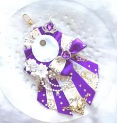 紫と白の華やかなロゼット