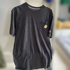ポケット付きダークグレーTシャツ