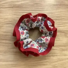赤と花柄のフリルシュシュ ハンドメイド