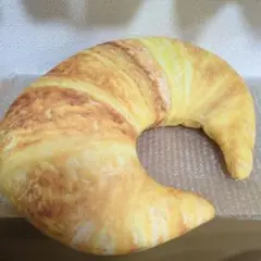 クッション　クロワッサン