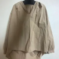 ベージュ 長袖シャツ