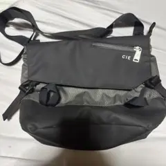 CIE ブラック メッセンジャーバッグ